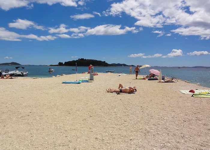 Tonka Пакоштане